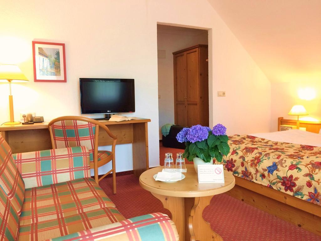 Landhaus Mueritzgarten Hotel Garni Röbel Extérieur photo